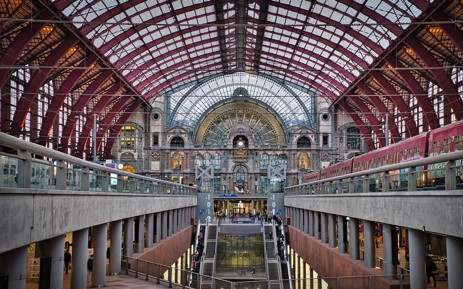 Station, trains and to travel